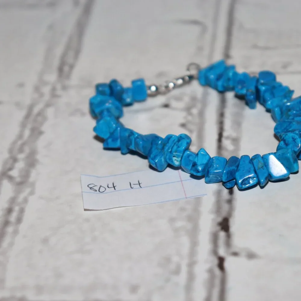 NWOT Turquoise Blue Howlite beaded natural stone bracelet 7.5